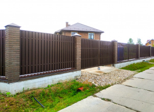 Забор из евроштакетника с кирпичными столбами 6 соток