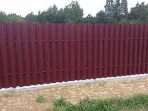 Забор из евроштакетника с забивными столбами 30 метров